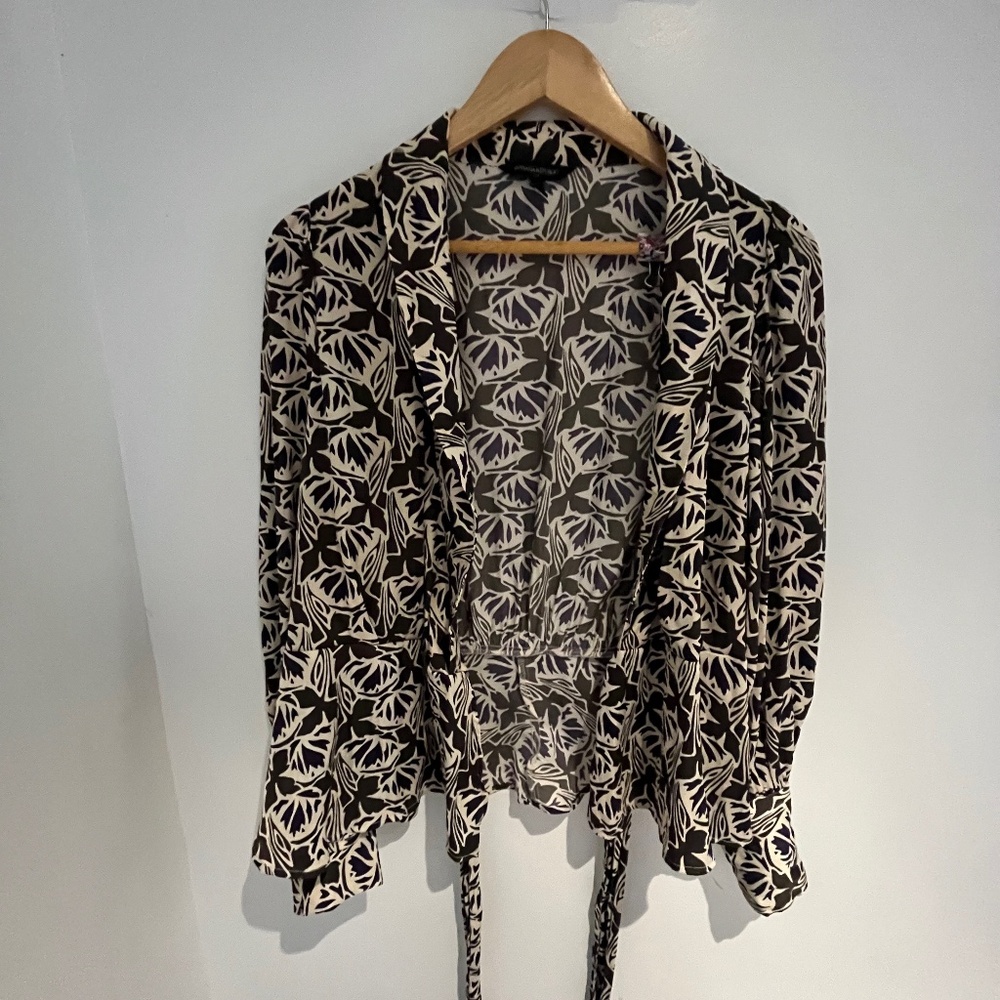 Banana Republic Wrap Top Size Small - Picture 7 of 15